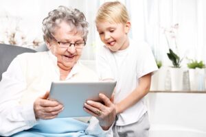 starsza kobieta, dziecko, tablet, wnuczek z babcią